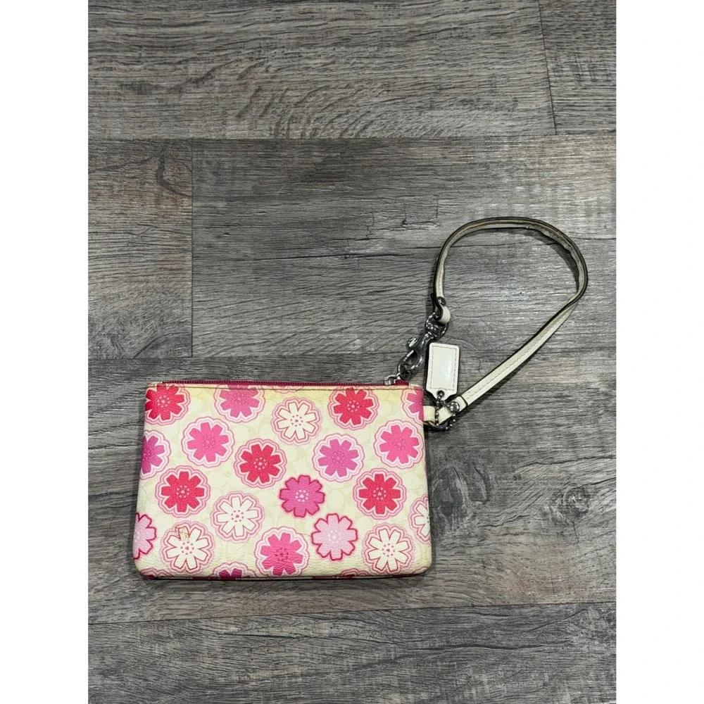 Coach vintage Pink Floral Heart Wristlet Signature Monogram Zip Pouch Wallet